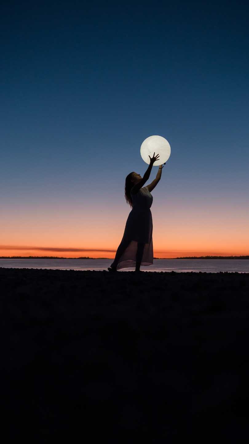 Pleine lune et étoiles filantes