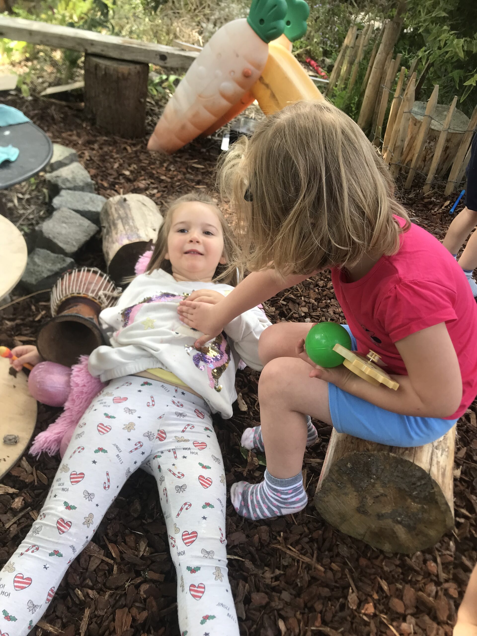 Nid hôtel insecte Guêpe abeille guêpe solitaire abeille solitaire syrphe alliés du jardin auxiliaires activités enfants activité insectes nids abeilles nids guêpes pollinisation biodiversité au jardin jardin au naturel Permaculture écojardin Dans la peau de