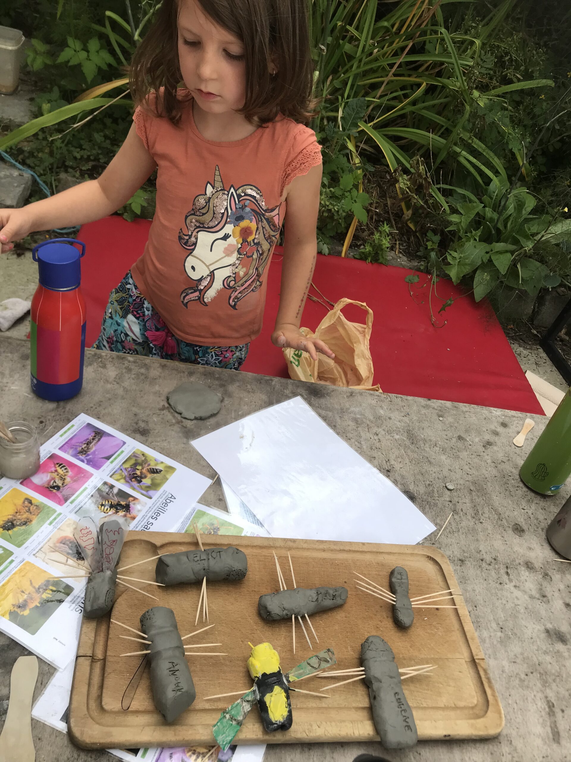 Nid hôtel insecte Guêpe abeille guêpe solitaire abeille solitaire syrphe alliés du jardin auxiliaires activités enfants activité insectes nids abeilles nids guêpes pollinisation biodiversité au jardin jardin au naturel Permaculture écojardin argile