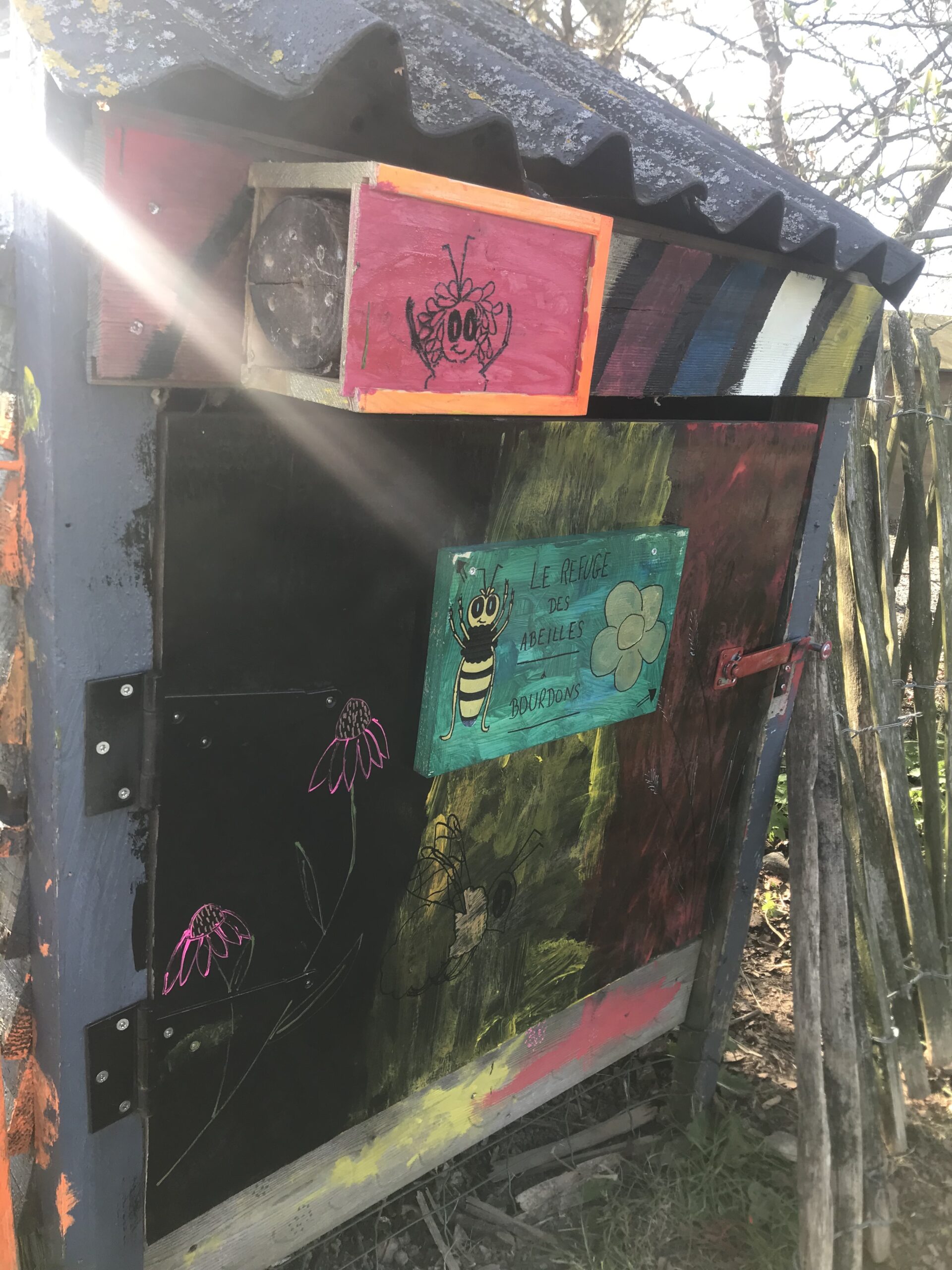 hotel insecte maternelles couleurs peca animation pédagogique école dehors